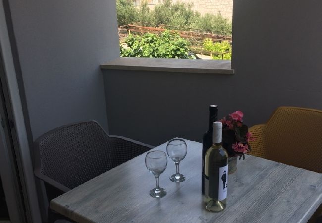 Апартаменты на Omiš - Ferienwohnung in Omiš mit Meerblick, Balkon, Klimaanlage, W-LAN (3422-1) Апартаменты на Omiš - Ferienwohnung in Omiš mit Meerblick, Balkon, Klimaanlage, W-LAN (3422-1)