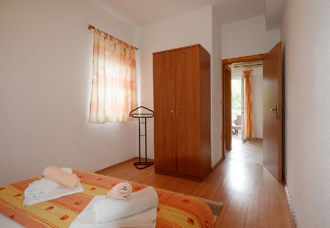 Апартаменты на Omiš - Ferienwohnung in Omiš mit Meerblick, Balkon, Klimaanlage, W-LAN (3422-1) Апартаменты на Omiš - Ferienwohnung in Omiš mit Meerblick, Balkon, Klimaanlage, W-LAN (3422-1)