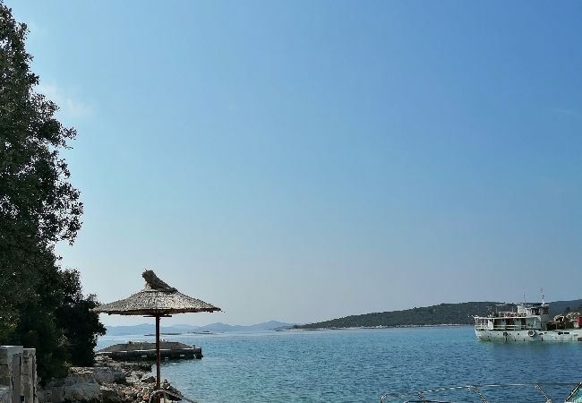 Дом на Tkon - Робинсон дом в Ткон c Вид на море, терраса, WIFI (3437-1) Дом на Tkon - Робинсон дом в Ткон c Вид на море, терраса, WIFI (3437-1)