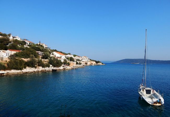 Дом на Vinišce - дом отдыха в Vinišće c Вид на море, балкон, Спутниковое / кабельное телевидение, WIFI (3484-1) Дом на Vinišce - дом отдыха в Vinišće c Вид на море, балкон, Спутниковое / кабельное телевидение, WIFI (3484-1)
