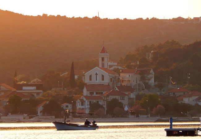 Дом на Vinišce - дом отдыха в Vinišće c Вид на море, балкон, Спутниковое / кабельное телевидение, WIFI (3484-1) Дом на Vinišce - дом отдыха в Vinišće c Вид на море, балкон, Спутниковое / кабельное телевидение, WIFI (3484-1)