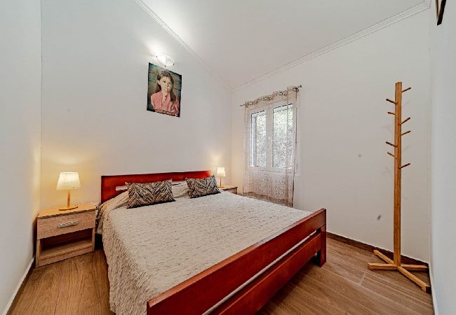 Дом на Žrnovo - Робинсон дом в Žrnovo c Вид на море, терраса (3637-2) Дом на Žrnovo - Робинсон дом в Žrnovo c Вид на море, терраса (3637-2)
