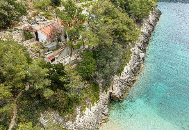 Дом на Žrnovo - Робинсон дом в Žrnovo c Вид на море, терраса (3637-2) Дом на Žrnovo - Робинсон дом в Žrnovo c Вид на море, терраса (3637-2)