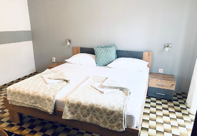 Rent by room на Starigrad - Комната в Стариград Пакленица c терраса, Спутниковое / кабельное телевидение, WIFI (627-6) Rent by room на Starigrad - Комната в Стариград Пакленица c терраса, Спутниковое / кабельное телевидение, WIFI (627-6)