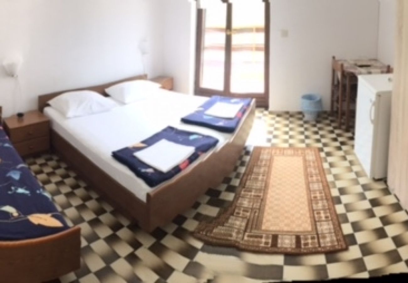 Rent by room на Starigrad - Комната в Стариград Пакленица c терраса, Спутниковое / кабельное телевидение, WIFI (627-6)