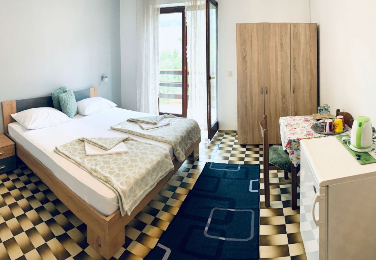 Rent by room на Starigrad - Комната в Стариград Пакленица c терраса, Спутниковое / кабельное телевидение, WIFI (627-6)