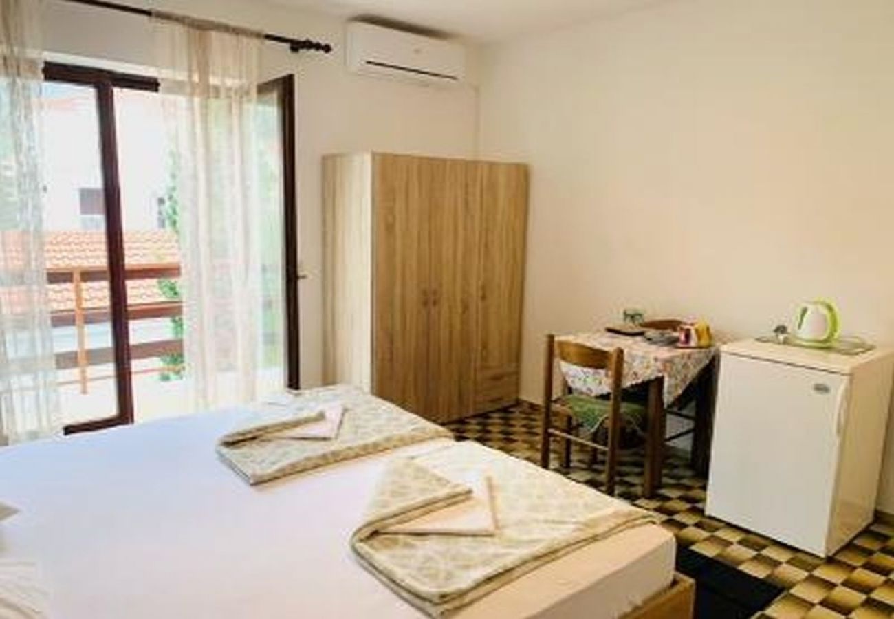 Rent by room на Starigrad - Комната в Стариград Пакленица c терраса, Спутниковое / кабельное телевидение, WIFI (627-6)