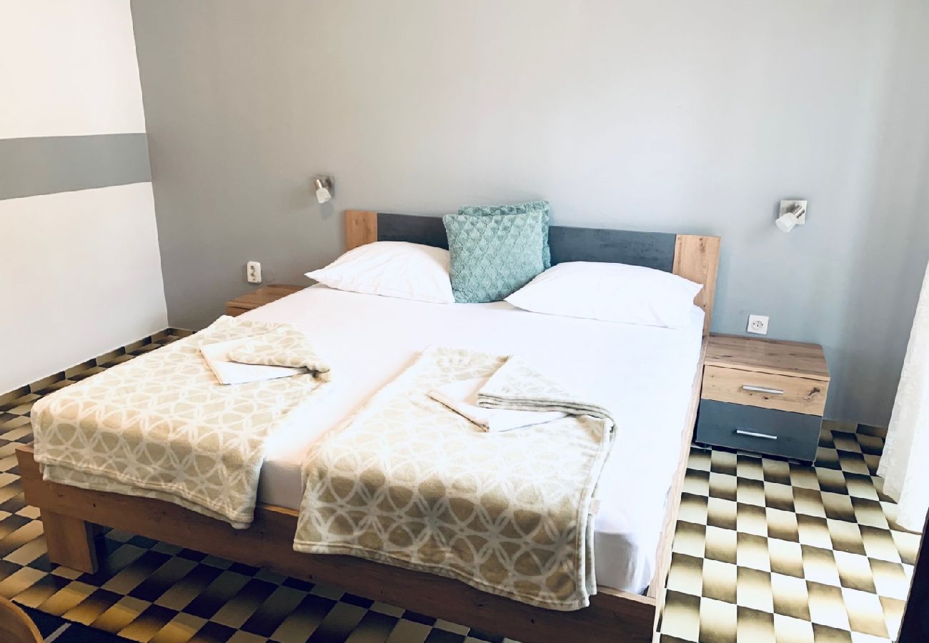 Rent by room на Starigrad - Комната в Стариград Пакленица c терраса, Спутниковое / кабельное телевидение, WIFI (627-6)