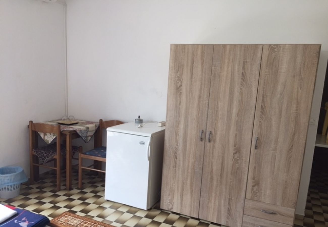 Rent by room на Starigrad - Комната в Стариград Пакленица c терраса, Спутниковое / кабельное телевидение, WIFI (627-6)