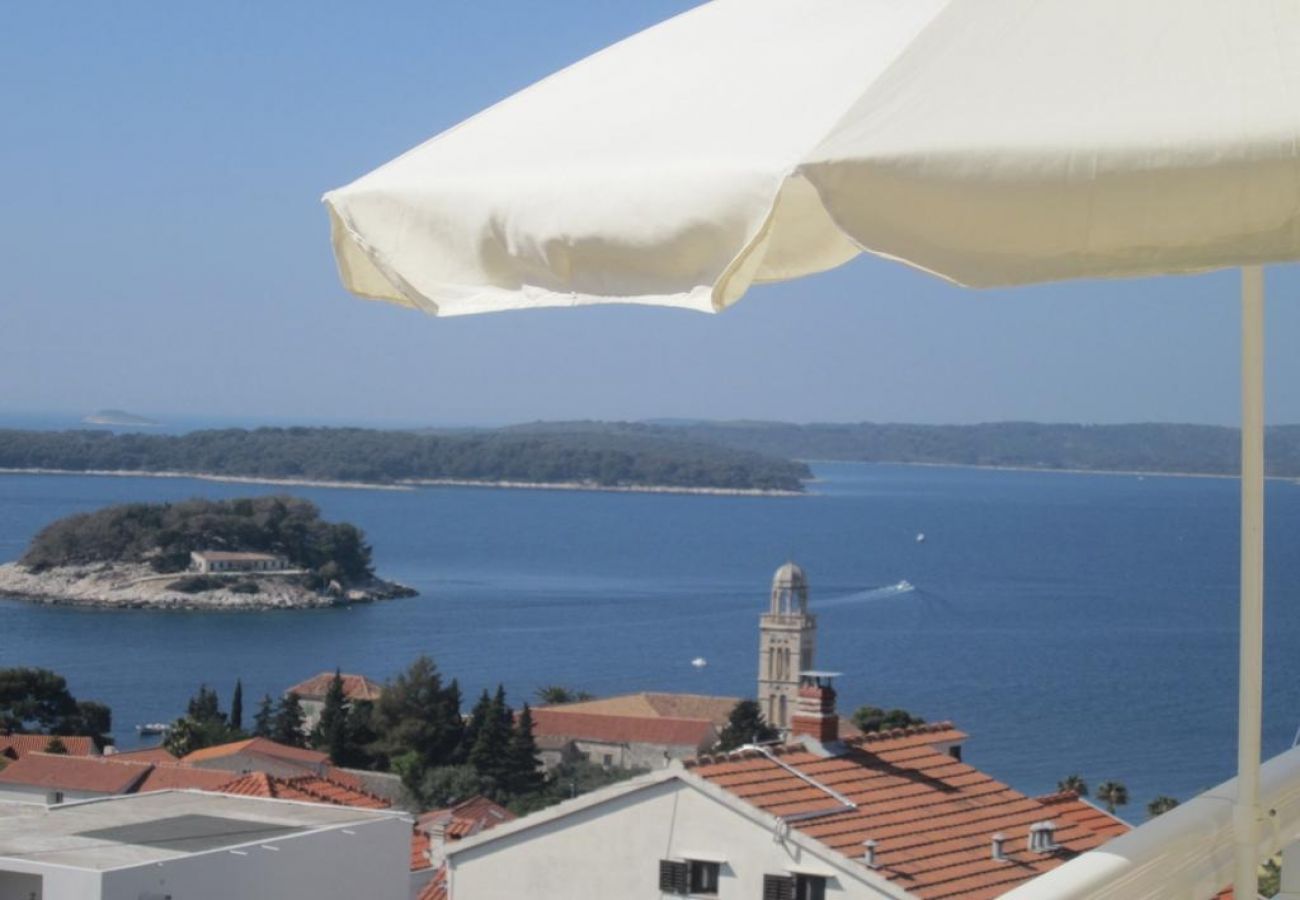 Квартира-студия на Hvar - Studioapartment in Hvar-Stadt mit Meerblick, Balkon, Klimaanlage, W-LAN (3666-1)