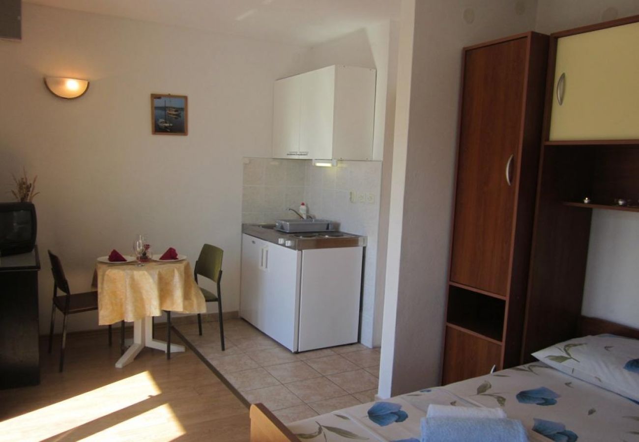 Квартира-студия на Hvar - Studioapartment in Hvar-Stadt mit Meerblick, Balkon, Klimaanlage, W-LAN (3666-1)