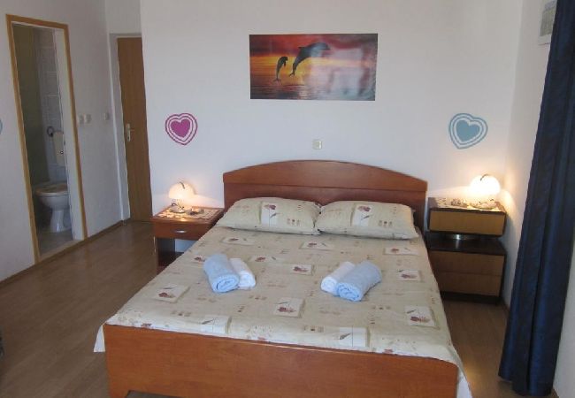 Rent by room на Hvar - Номер в городе Хвар с видом на море, террасой, кондиционером, Wi-Fi (3666-3) Rent by room на Hvar - Номер в городе Хвар с видом на море, террасой, кондиционером, Wi-Fi (3666-3)