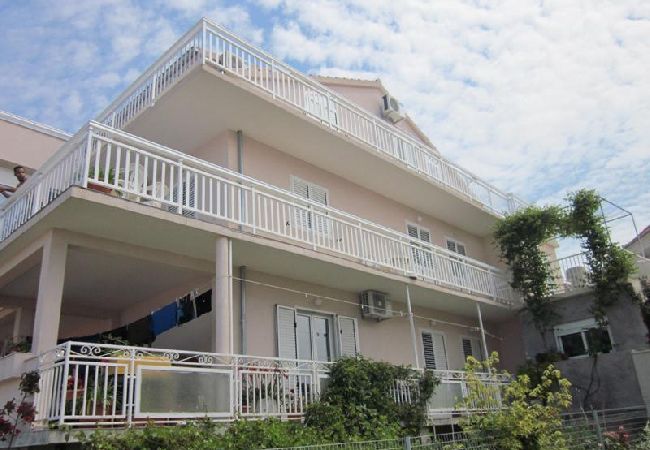 Rent by room на Hvar - Номер в городе Хвар с видом на море, террасой, кондиционером, Wi-Fi (3666-3) Rent by room на Hvar - Номер в городе Хвар с видом на море, террасой, кондиционером, Wi-Fi (3666-3)