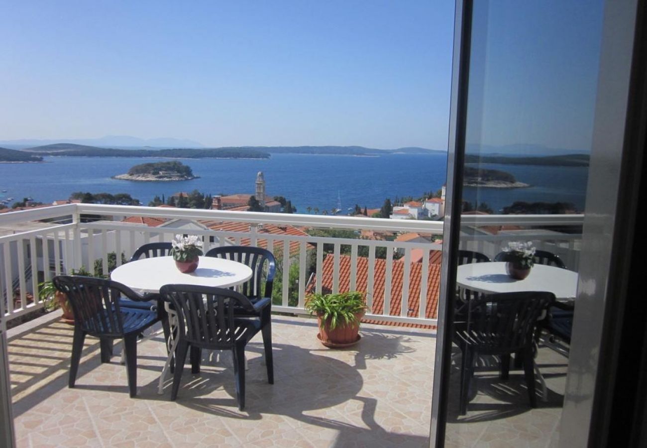 Rent by room на Hvar - Zimmer in Hvar-Stadt mit Meerblick, Terrasse, Klimaanlage, W-LAN (3666-3)