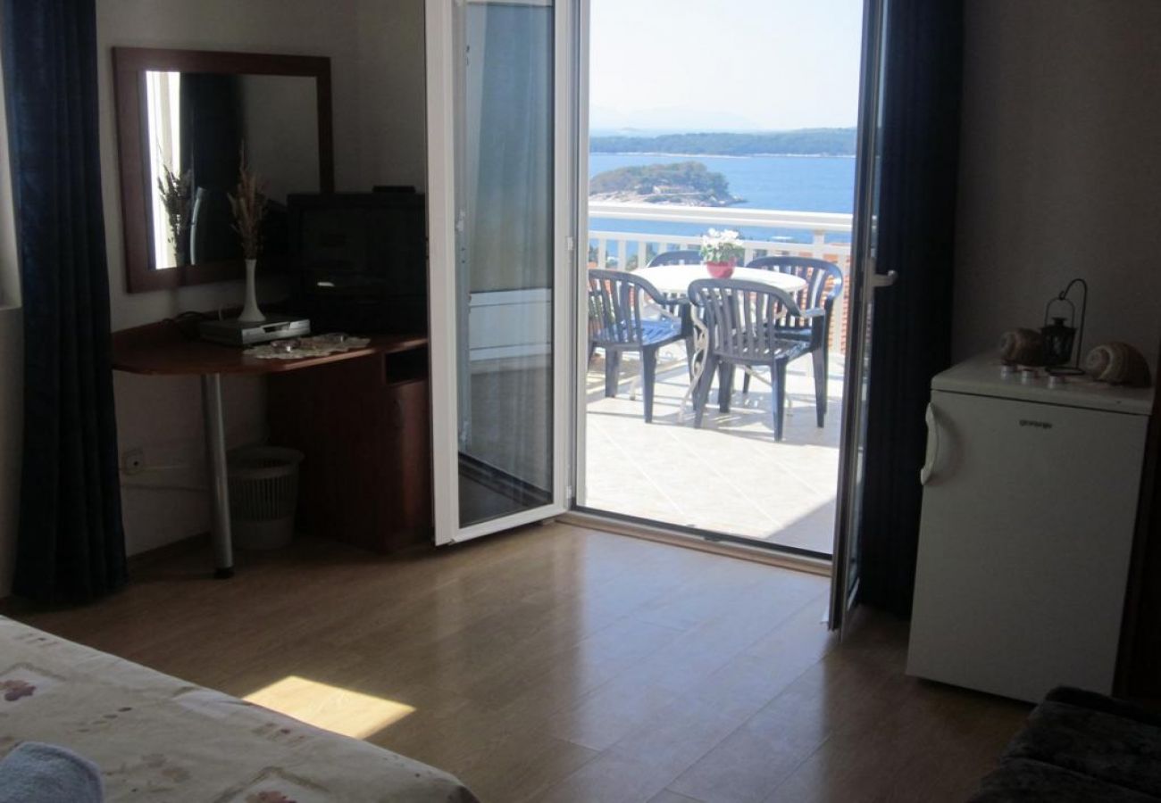 Rent by room на Hvar - Zimmer in Hvar-Stadt mit Meerblick, Terrasse, Klimaanlage, W-LAN (3666-3)