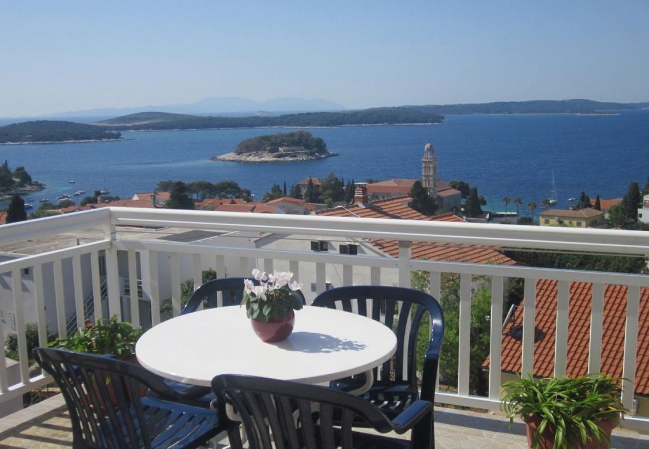 Rent by room на Hvar - Zimmer in Hvar-Stadt mit Meerblick, Terrasse, Klimaanlage, W-LAN (3666-3)