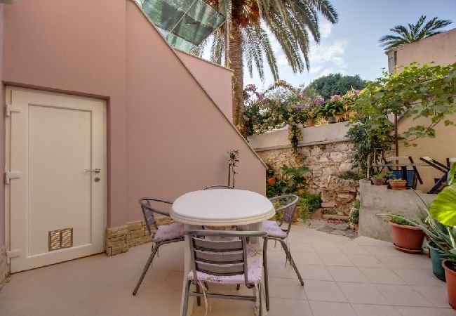 Апартаменты на Mali Lošinj - Aпартамент в Мали-Лошинь c терраса, Спутниковое / кабельное телевидение, Балкон / Терраса (3683-1) Апартаменты на Mali Lošinj - Aпартамент в Мали-Лошинь c терраса, Спутниковое / кабельное телевидение, Балкон / Терраса (3683-1)