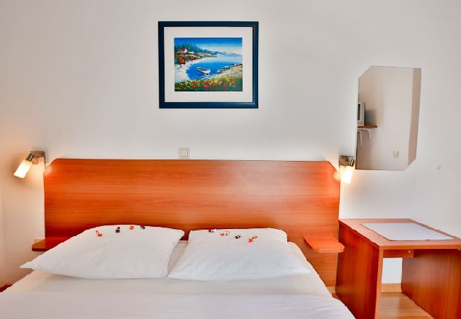 Rent by room на Novalja - Комната в Новалья c балкон, Спутниковое / кабельное телевидение, WIFI (3764-2) Rent by room на Novalja - Комната в Новалья c балкон, Спутниковое / кабельное телевидение, WIFI (3764-2)