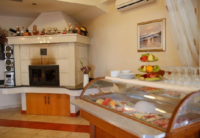 Rent by room на Novalja - Комната в Новалья c Вид на море, балкон, Спутниковое / кабельное телевидение, WIFI (3764-4) Rent by room на Novalja - Комната в Новалья c Вид на море, балкон, Спутниковое / кабельное телевидение, WIFI (3764-4)