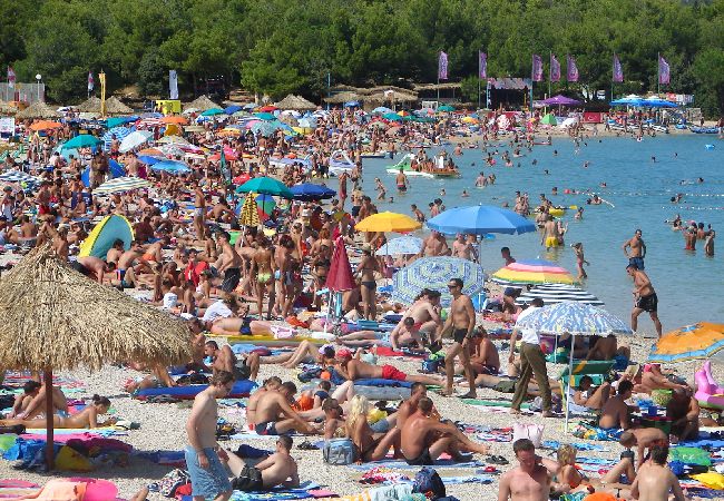 Rent by room на Novalja - Комната в Новалья c Вид на море, балкон, Спутниковое / кабельное телевидение, WIFI (3764-6) Rent by room на Novalja - Комната в Новалья c Вид на море, балкон, Спутниковое / кабельное телевидение, WIFI (3764-6)