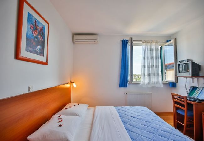 Rent by room на Novalja - Комната в Новалья c Спутниковое / кабельное телевидение, WIFI (3764-7) Rent by room на Novalja - Комната в Новалья c Спутниковое / кабельное телевидение, WIFI (3764-7)