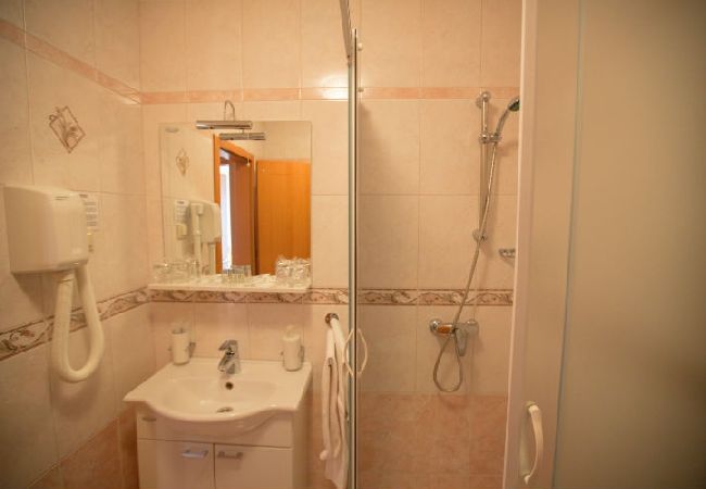 Rent by room на Novalja - Комната в Новалья c балкон, Спутниковое / кабельное телевидение, WIFI (3764-8) Rent by room на Novalja - Комната в Новалья c балкон, Спутниковое / кабельное телевидение, WIFI (3764-8)