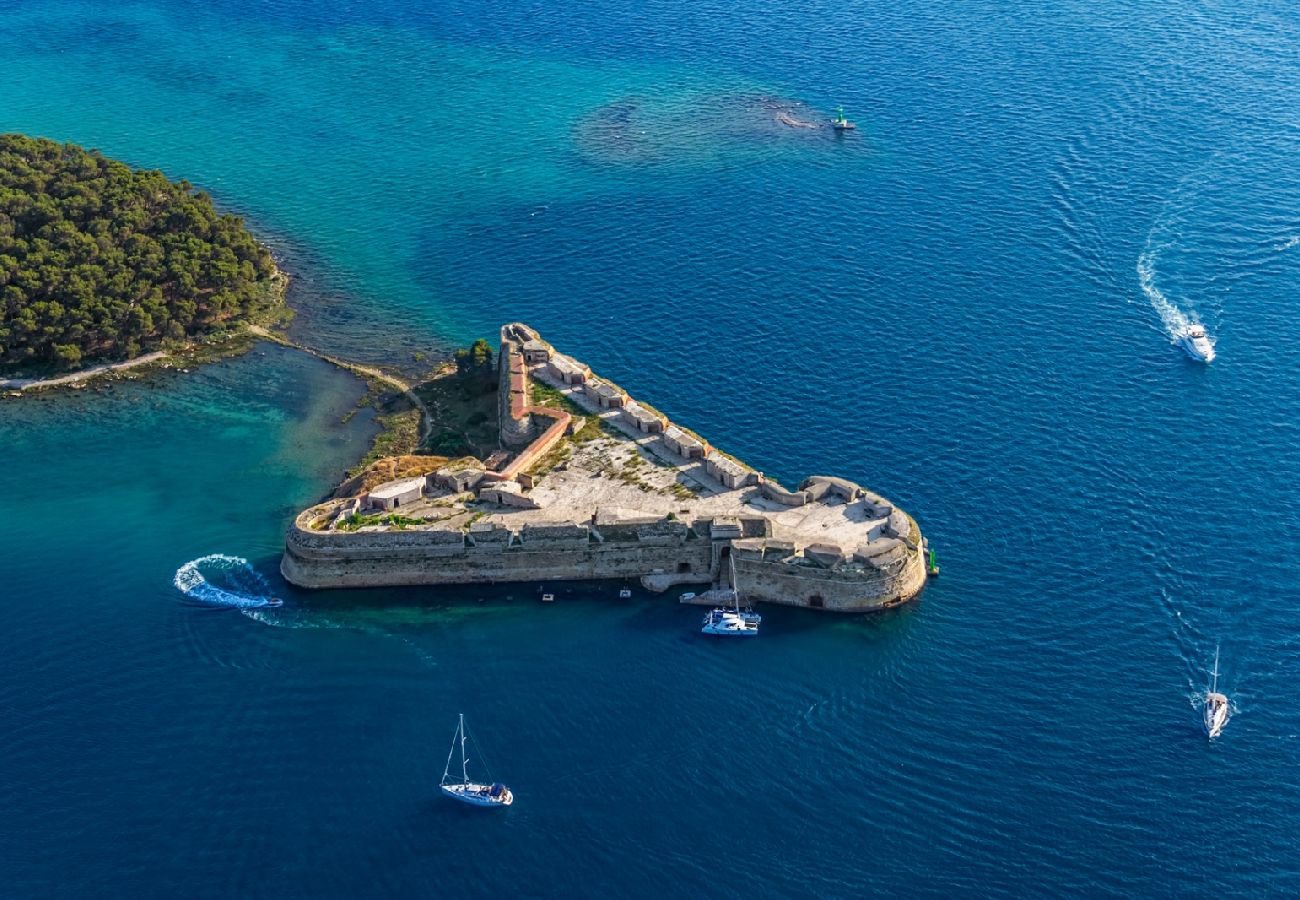 Апартаменты на Sibenik - Ferienwohnung in Brodarica mit Meerblick, Balkon, Klimaanlage, W-LAN (3814-2)