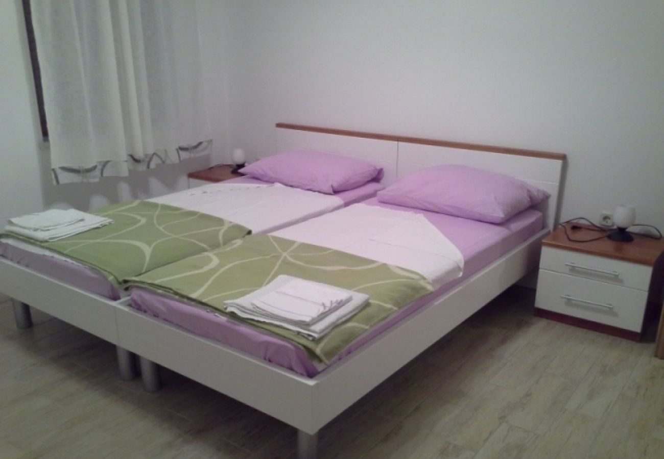 Rent by room на Susak - Комната в Сусак c Спутниковое / кабельное телевидение, WIFI (3865-5)