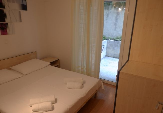 Апартаменты на Duce - Ferienwohnung in Duće mit Terrasse, Klimaanlage, W-LAN, Waschmaschine (4173-5) Апартаменты на Duce - Ferienwohnung in Duće mit Terrasse, Klimaanlage, W-LAN, Waschmaschine (4173-5)