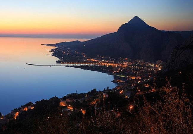 Дом на Omiš - дом отдыха в Omiš c терраса, Спутниковое / кабельное телевидение, WIFI, Балкон / Терраса (4183-1) Дом на Omiš - дом отдыха в Omiš c терраса, Спутниковое / кабельное телевидение, WIFI, Балкон / Терраса (4183-1)