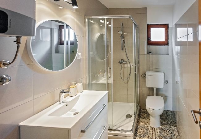 Апартаменты на Rogoznica - Aпартамент в Рогозница c терраса, Спутниковое / кабельное телевидение, WIFI, инвалидности (3338-2) Апартаменты на Rogoznica - Aпартамент в Рогозница c терраса, Спутниковое / кабельное телевидение, WIFI, инвалидности (3338-2)