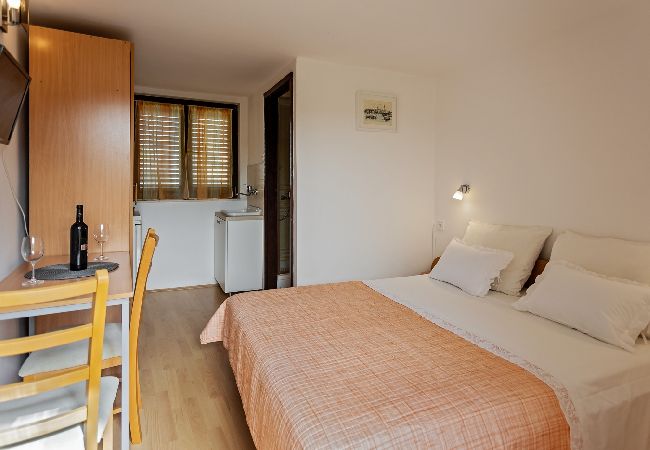 Rent by room на Rogoznica - Комната в Рогозница c WIFI (3338-5) Rent by room на Rogoznica - Комната в Рогозница c WIFI (3338-5)