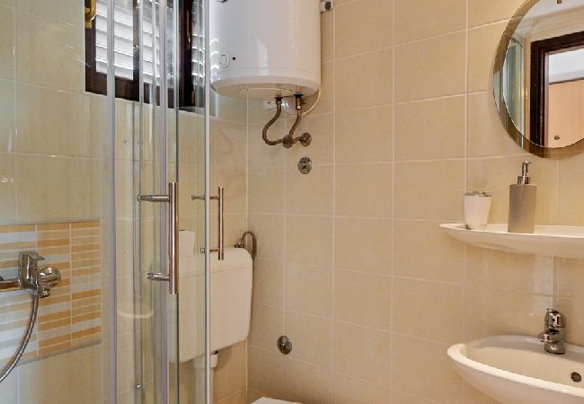 Rent by room на Rogoznica - Комната в Рогозница c WIFI (3338-5) Rent by room на Rogoznica - Комната в Рогозница c WIFI (3338-5)