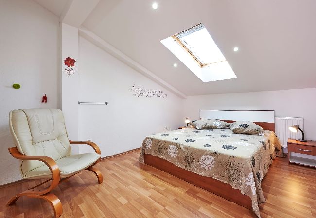Апартаменты на Trogir - Ferienwohnung in Trogir mit Terrasse, Klimaanlage, W-LAN, Waschmaschine (4215-1) Апартаменты на Trogir - Ferienwohnung in Trogir mit Terrasse, Klimaanlage, W-LAN, Waschmaschine (4215-1)