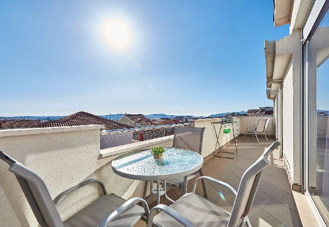 Апартаменты на Trogir - Ferienwohnung in Trogir mit Terrasse, Klimaanlage, W-LAN, Waschmaschine (4215-1) Апартаменты на Trogir - Ferienwohnung in Trogir mit Terrasse, Klimaanlage, W-LAN, Waschmaschine (4215-1)