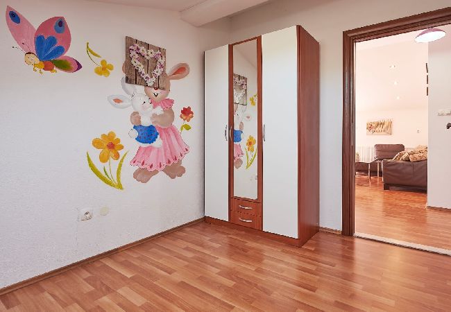 Апартаменты на Trogir - Ferienwohnung in Trogir mit Terrasse, Klimaanlage, W-LAN, Waschmaschine (4215-1) Апартаменты на Trogir - Ferienwohnung in Trogir mit Terrasse, Klimaanlage, W-LAN, Waschmaschine (4215-1)