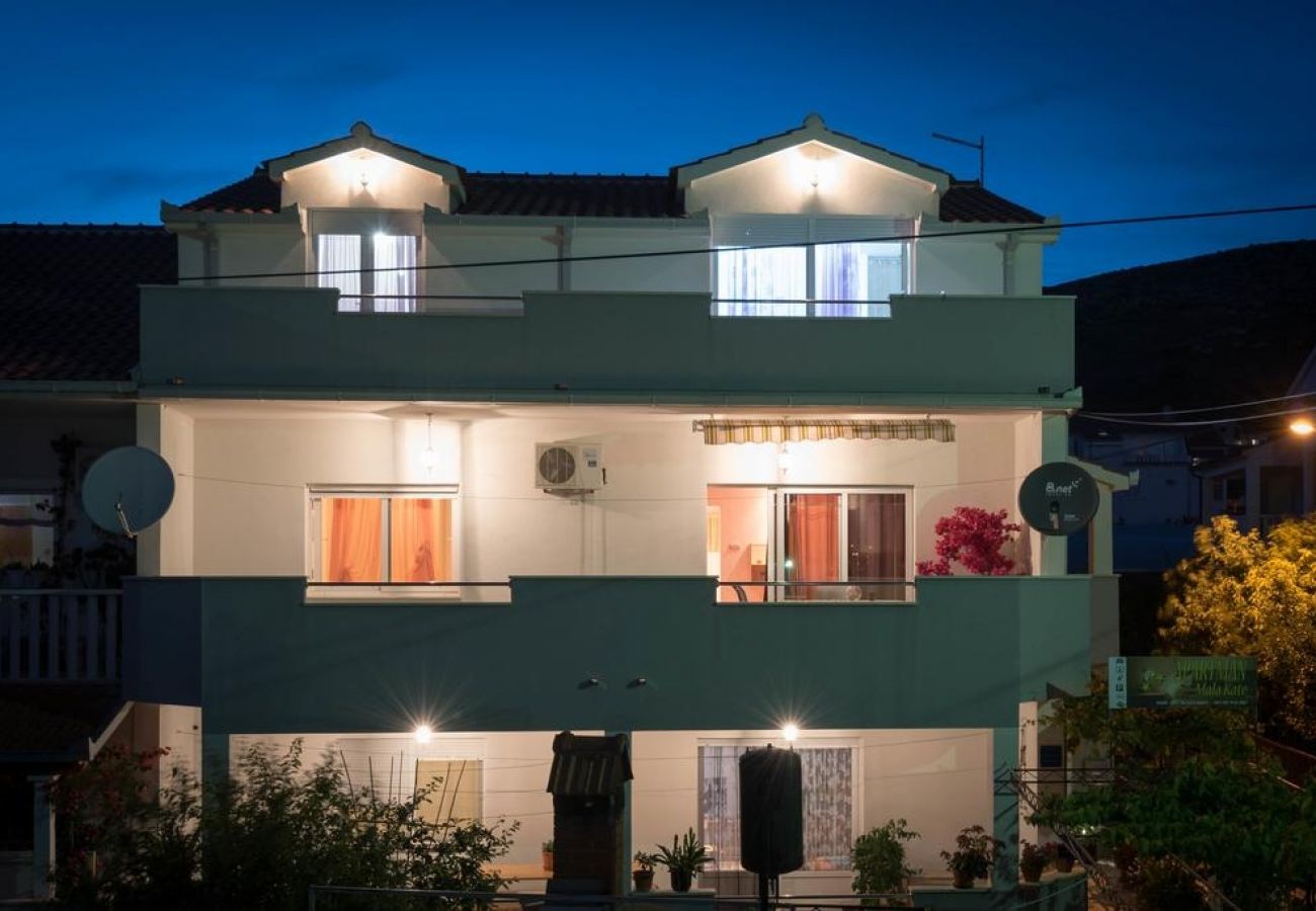 Апартаменты на Trogir - Ferienwohnung in Trogir mit Terrasse, Klimaanlage, W-LAN, Waschmaschine (4215-1)