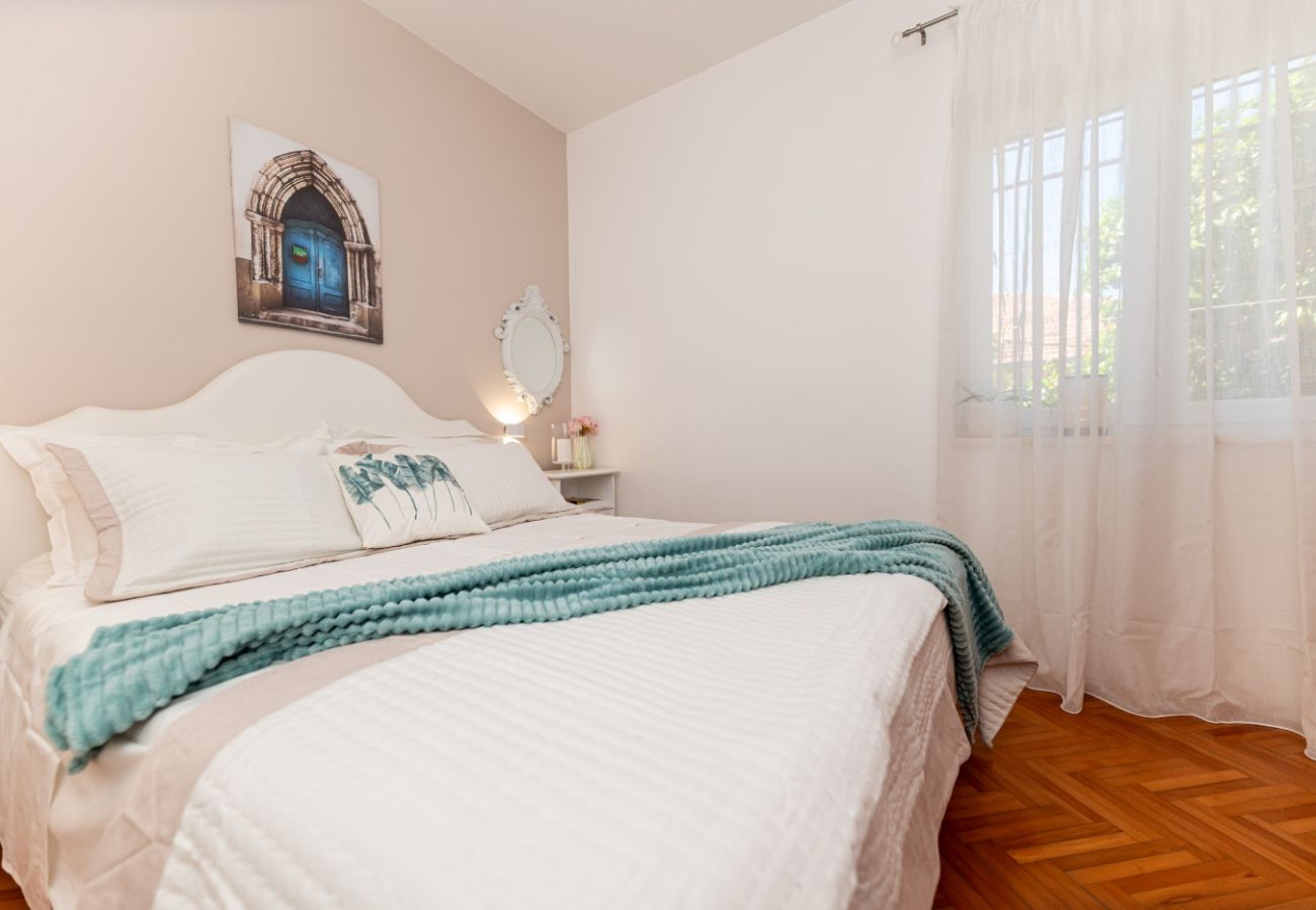 Апартаменты на Trogir - Aпартамент в Трогир c Вид на море, терраса, Спутниковое / кабельное телевидение, WIFI (3459-3)