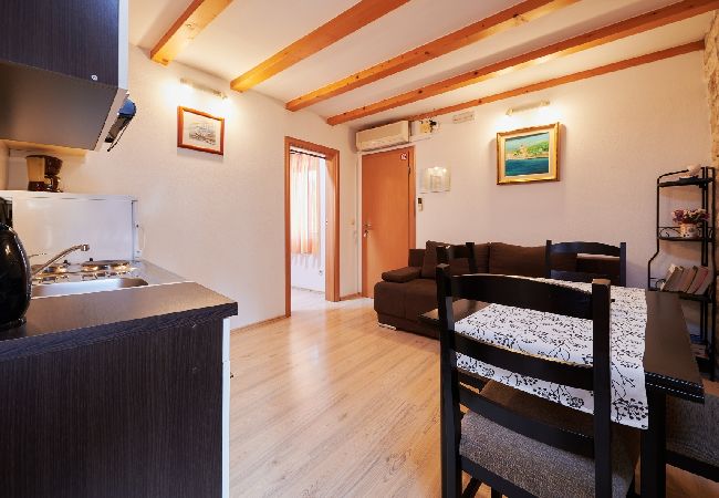 Апартаменты на Trogir - Aпартамент в Трогир c балкон, Спутниковое / кабельное телевидение, WIFI (4324-2) Апартаменты на Trogir - Aпартамент в Трогир c балкон, Спутниковое / кабельное телевидение, WIFI (4324-2)