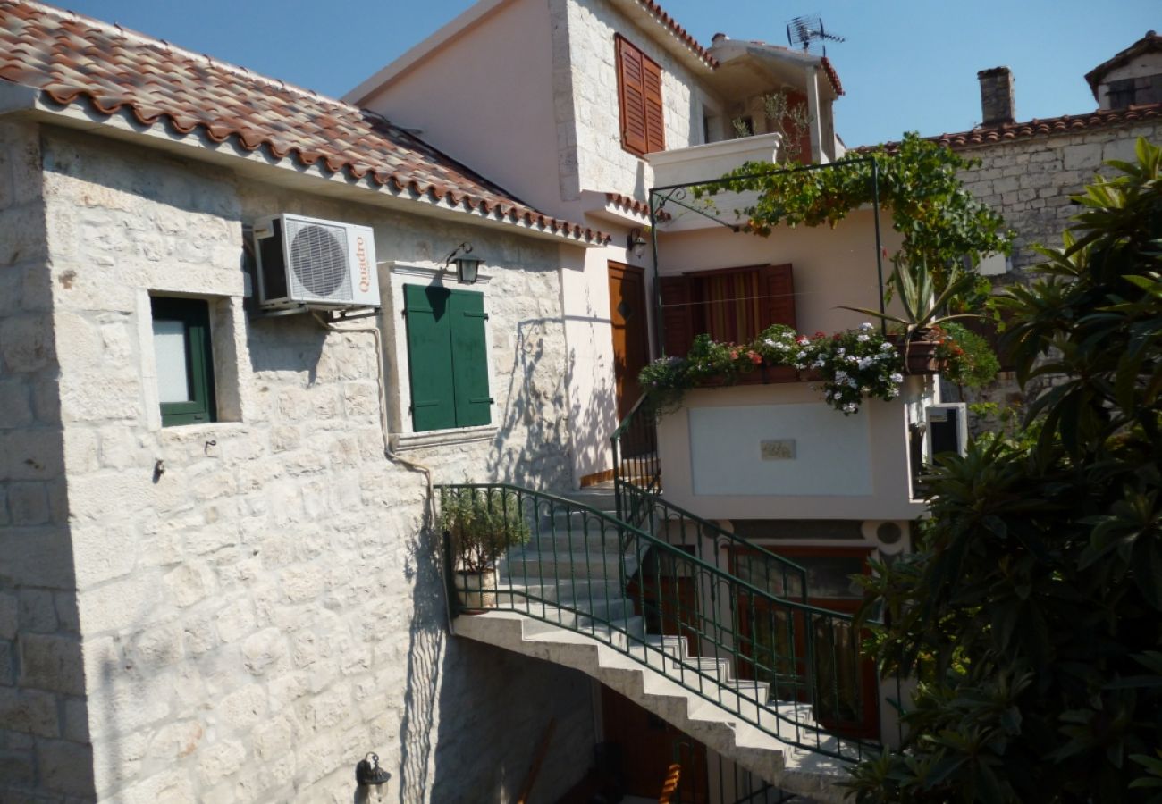 Rent by room на Trogir - Комната в Трогир c балкон, Спутниковое / кабельное телевидение, WIFI (4324-3)