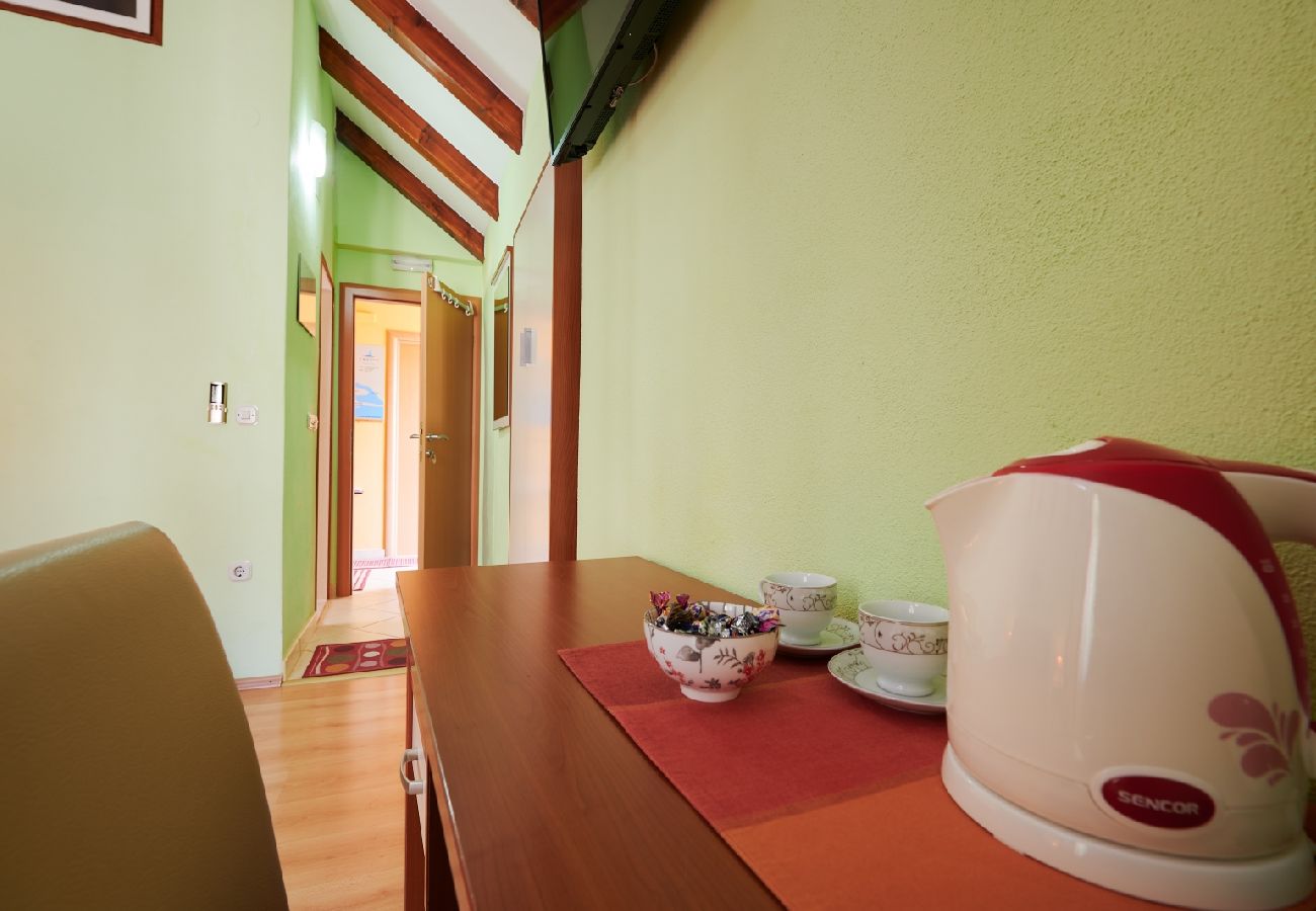 Rent by room на Trogir - Комната в Трогир c балкон, Спутниковое / кабельное телевидение, WIFI (4324-3)