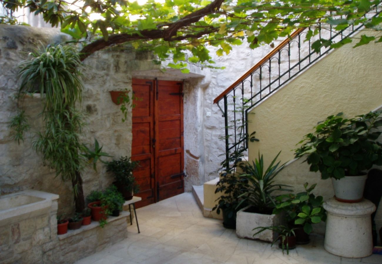 Rent by room на Trogir - Комната в Трогир c балкон, Спутниковое / кабельное телевидение, WIFI (4324-3)