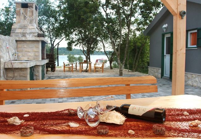 Дом на Okrug Gornji - Робинсон дом в Округ Горњи c Вид на море, терраса (4452-1) Дом на Okrug Gornji - Робинсон дом в Округ Горњи c Вид на море, терраса (4452-1)