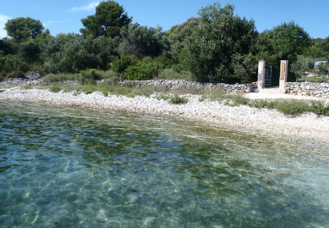 Дом на Okrug Gornji - Робинсон дом в Округ Горњи c Вид на море, терраса (4452-1) Дом на Okrug Gornji - Робинсон дом в Округ Горњи c Вид на море, терраса (4452-1)
