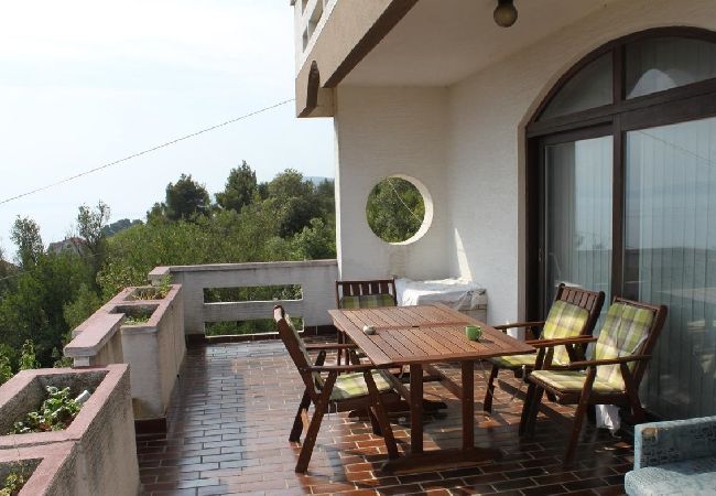 Апартаменты на Kali - Ferienwohnung in Kali mit Meerblick, Terrasse, Klimaanlage, W-LAN (4230-3) Апартаменты на Kali - Ferienwohnung in Kali mit Meerblick, Terrasse, Klimaanlage, W-LAN (4230-3)