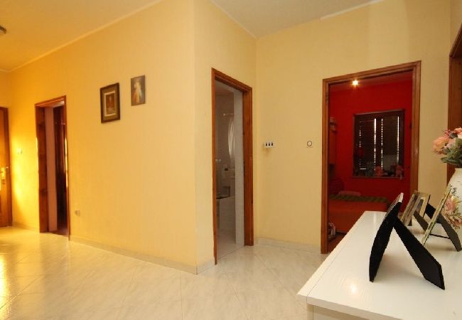 Апартаменты на Kali - Ferienwohnung in Kali mit Meerblick, Terrasse, Klimaanlage, W-LAN (4230-3) Апартаменты на Kali - Ferienwohnung in Kali mit Meerblick, Terrasse, Klimaanlage, W-LAN (4230-3)