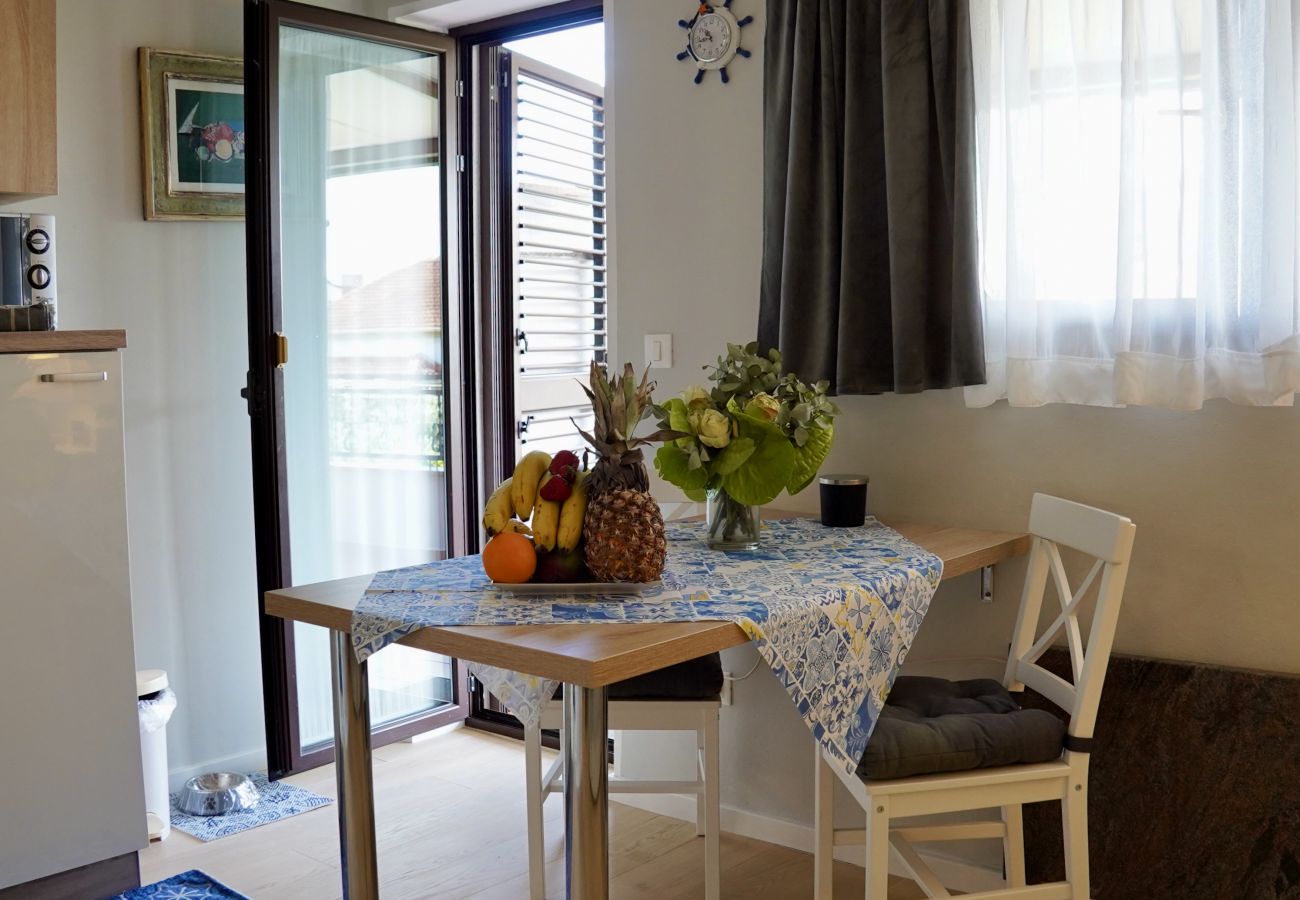 Квартира-студия на Rovinj - Studioapartment in Rovinj mit Terrasse, Klimaanlage, W-LAN, Waschmaschine (3652-2)