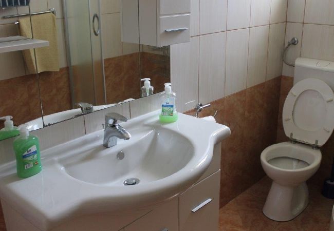 Дом на Preko - Ferienhaus in Preko mit Meerblick, Terrasse, Klimaanlage, W-LAN (4571-1) Дом на Preko - Ferienhaus in Preko mit Meerblick, Terrasse, Klimaanlage, W-LAN (4571-1)