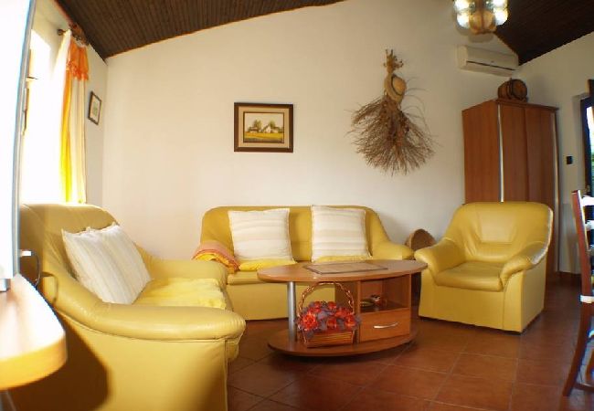 Дом на Kukljica - дом отдыха в Кукљица c Вид на море, терраса, Спутниковое / кабельное телевидение, WIFI (4572-1) Дом на Kukljica - дом отдыха в Кукљица c Вид на море, терраса, Спутниковое / кабельное телевидение, WIFI (4572-1)