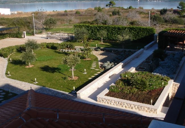 Дом на Betina - дом отдыха в Бетина c Вид на море, терраса, Спутниковое / кабельное телевидение, WIFI (4671-1) Дом на Betina - дом отдыха в Бетина c Вид на море, терраса, Спутниковое / кабельное телевидение, WIFI (4671-1)